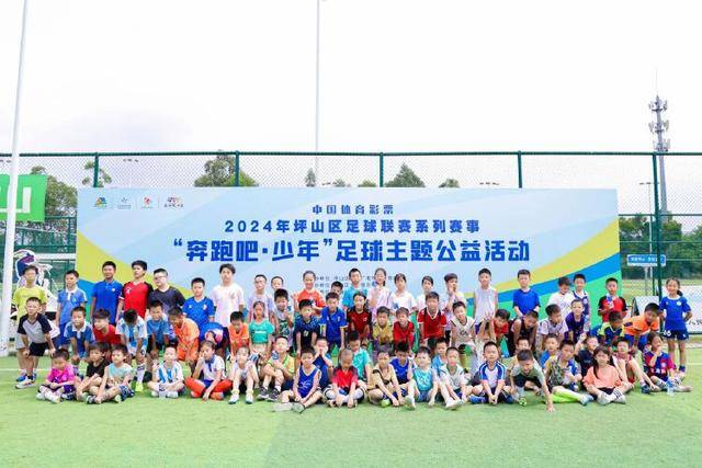 国足赢球输了场面，邵佳一换人乱七八糟，朱鹏宇换上换下 1将下滑